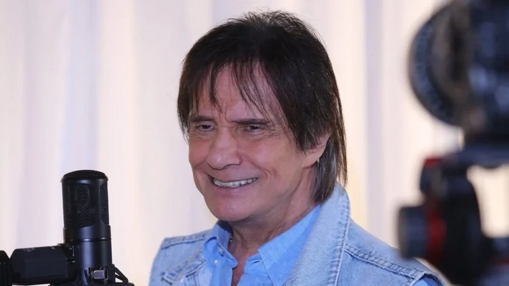 Equipe de Roberto Carlos atualiza estado de saúde de cantor com covid-19