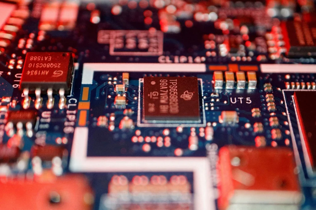 Trump implementa tarifa de 25% sobre chips de IA — com ressalva