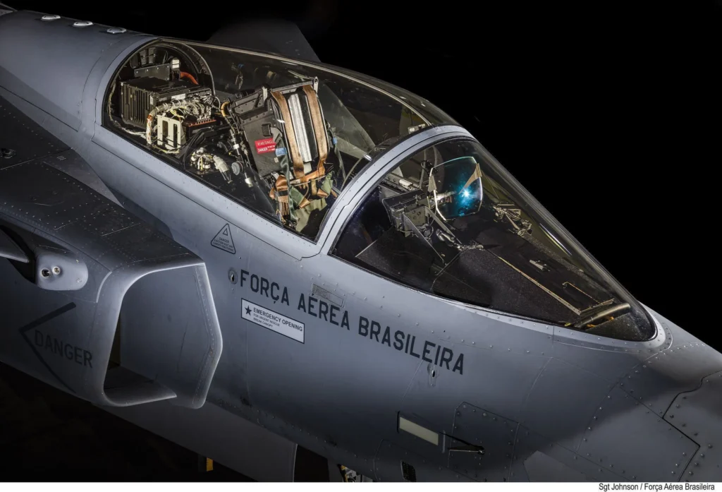 Lança míssil potente: 1º caça Gripen feito no Brasil será exibido em março