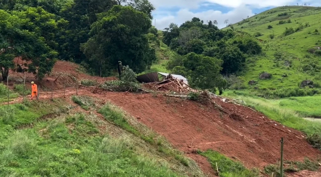 Quatro pessoas morrem após açude estourar e soterrar casa em MG