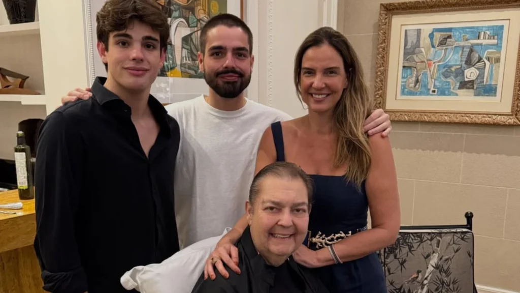 Faustão aparece sorridente em novo registro ao lado dos filhos; veja