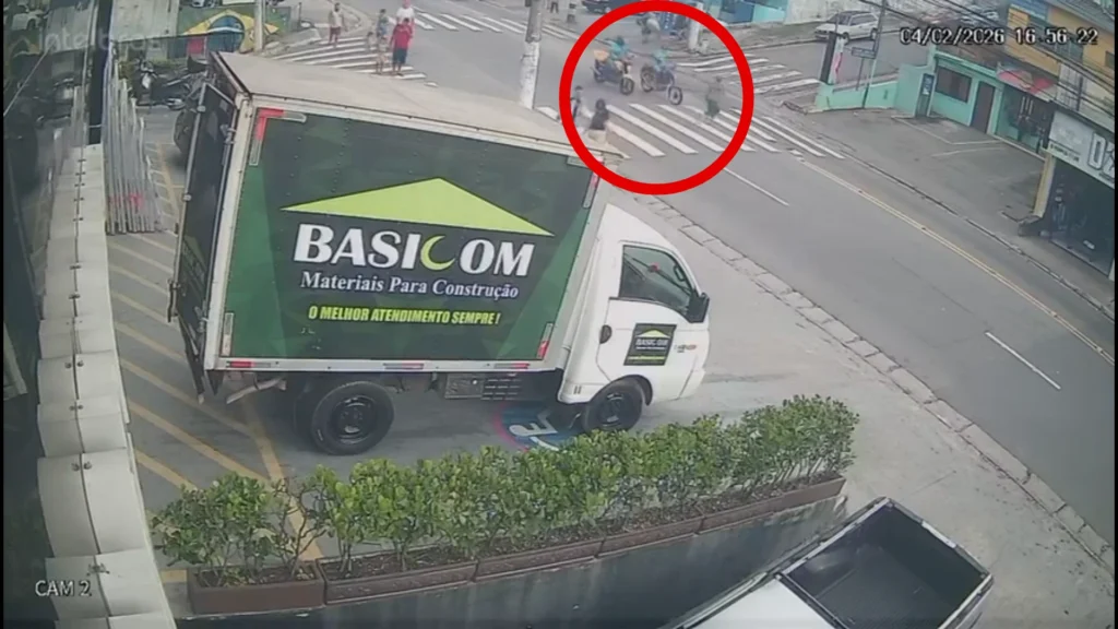 Vídeo: motociclista atropela idosa depois de empinar moto na zona sul de SP