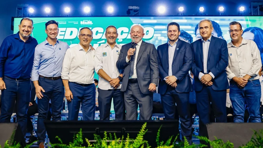 Lula posa com prefeitos do PL e brinca: Valdemar vai bater neles