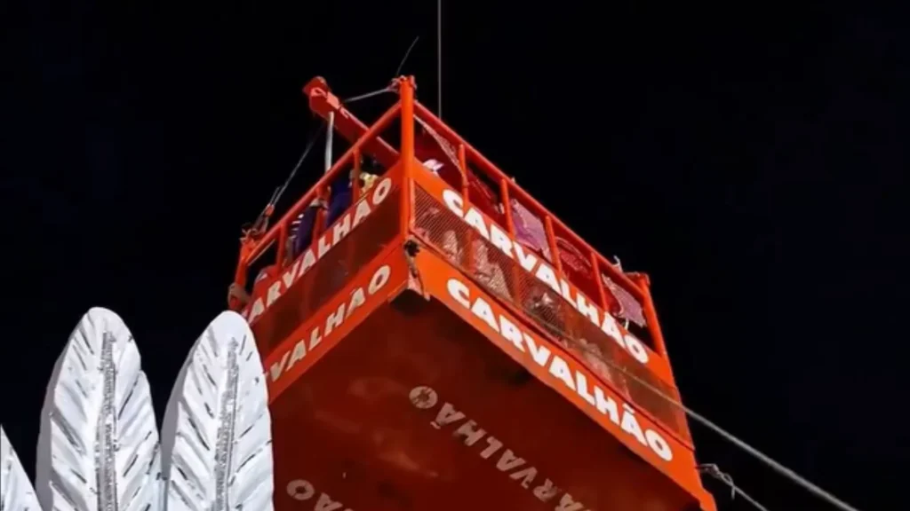 Dez pessoas passam mal e são resgatadas de carro alegórico do Salgueiro