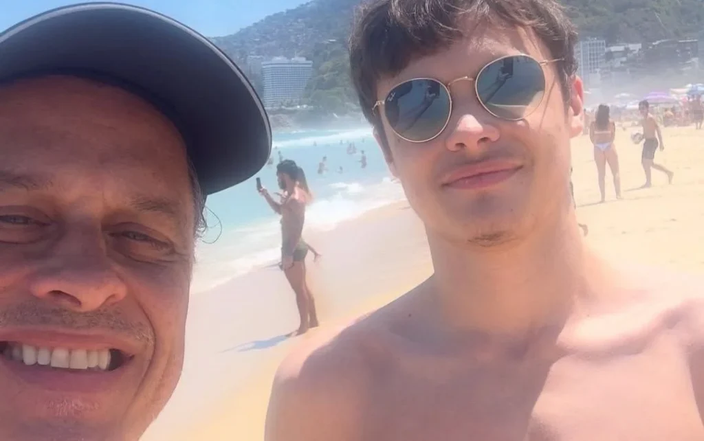 Guilherme Fontes, de “A Viagem”, posa com filho e web brinca