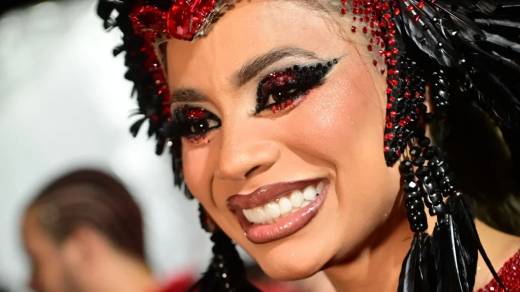 Lexa traz efeito especial em sua fantasia para desfilar no Carnaval de SP