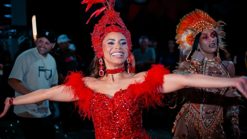 Lexa celebra aniversário de 31 anos no Desfile das Campeãs em SP