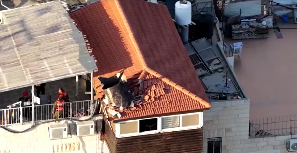 Destroços de míssil atingem prédio residencial em Jerusalém Oriental