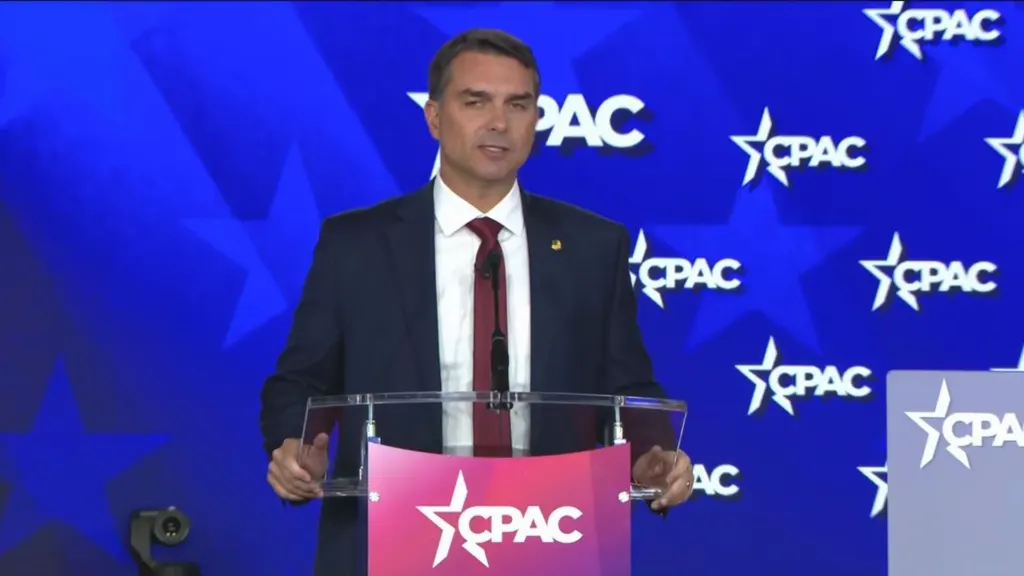Na CPAC, Flávio afirma que não quer interferência estrangeira nas eleições