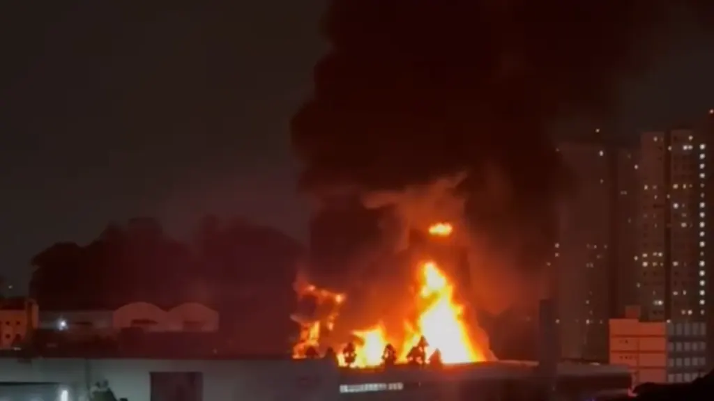 Vídeo: Incêndio em distribuidora forma coluna de fumaça em Diadema