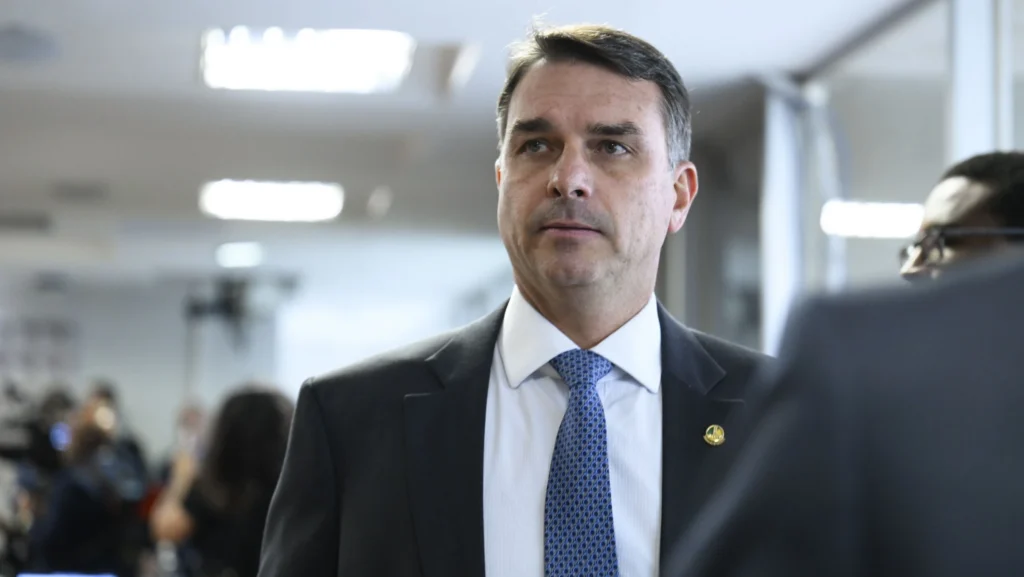 Flávio busca encontro com Milei no Chile