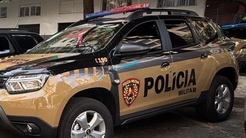 Homem é abordado, aponta arma para os policiais e morre baleado