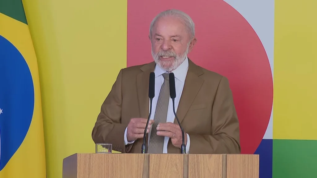 Com baixa adesão de líderes, Lula participa de cúpula da Celac na Colômbia
