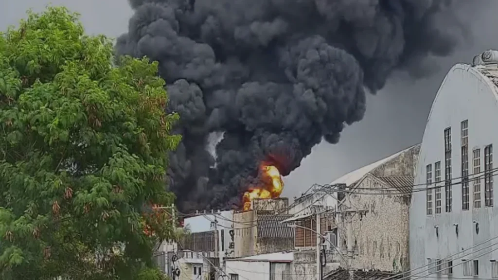Incêndio de grandes proporções atinge loja perto da avenida Brasil, no Rio