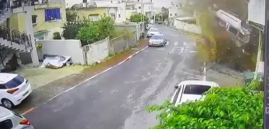 Câmera de segurança registra impacto de míssil iraniano em Israel; veja