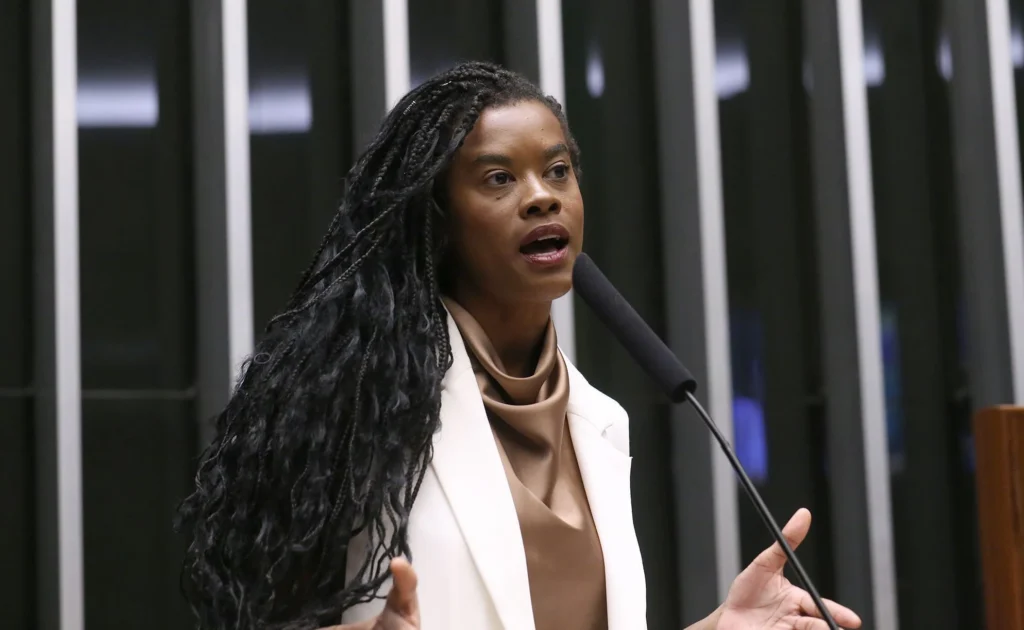 Deputada do PT relata ameaça de morte, insultos raciais e pede investigação