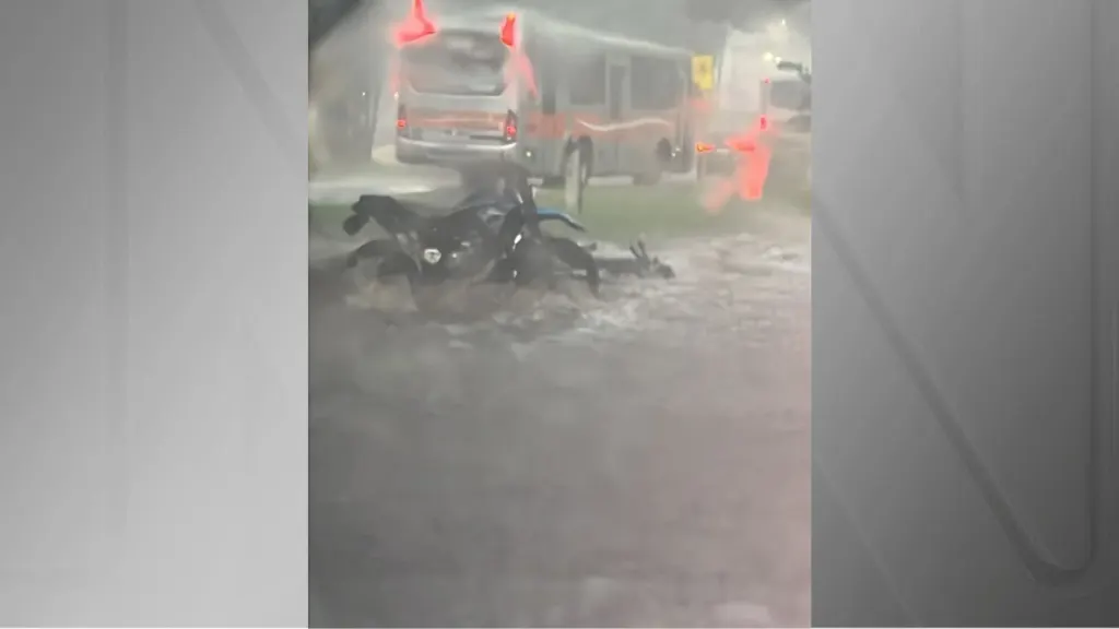 Alagamentos e enxurradas causam estragos em avenidas de Bauru (SP)