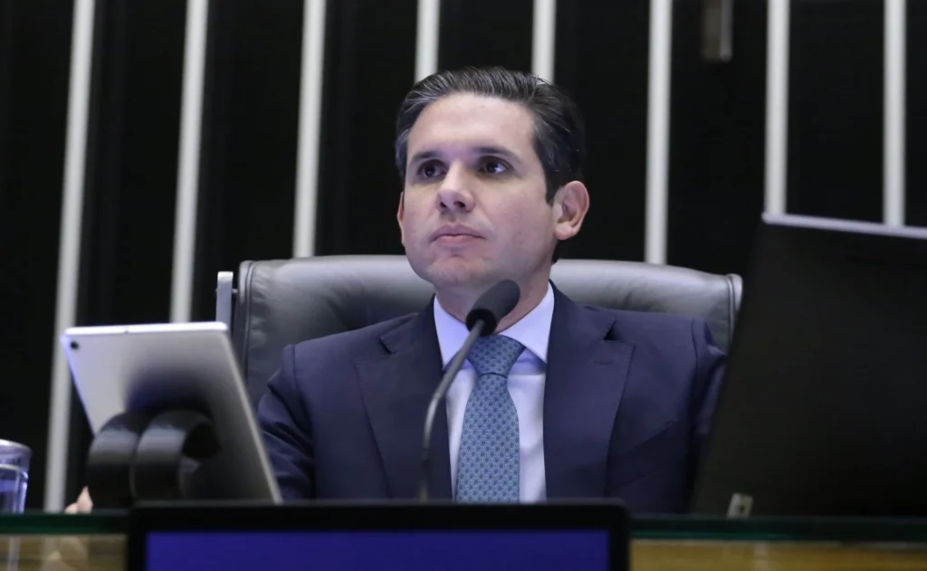 Queremos aprovar a PEC da Segurança na quarta-feira (4), diz Hugo Motta