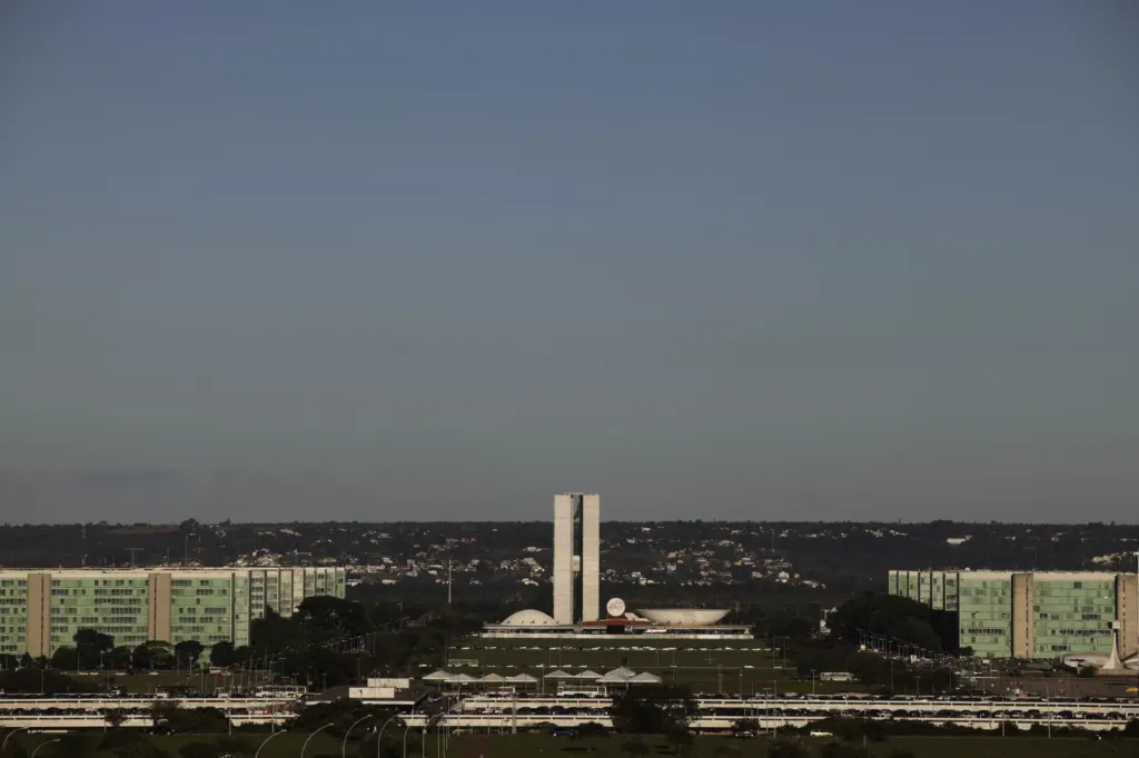 Brasília terá semana chuvosa com altos índices UV