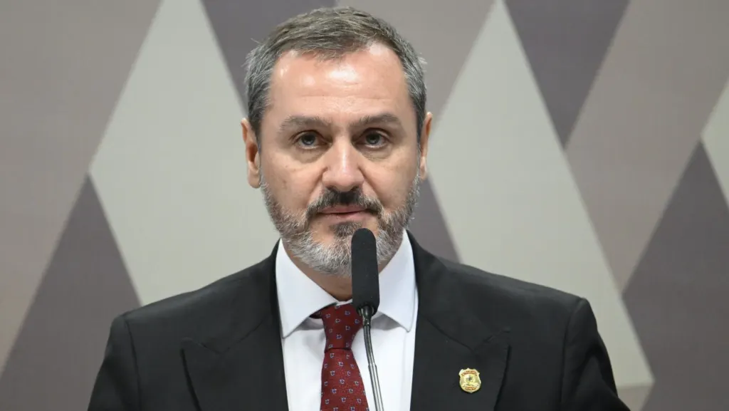 PF adota reciprocidade e retira credencial de policial americano