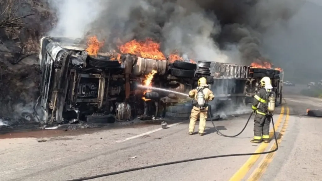 Vídeo: caminhão capota, pega fogo e fecha BR-381 na Grande BH