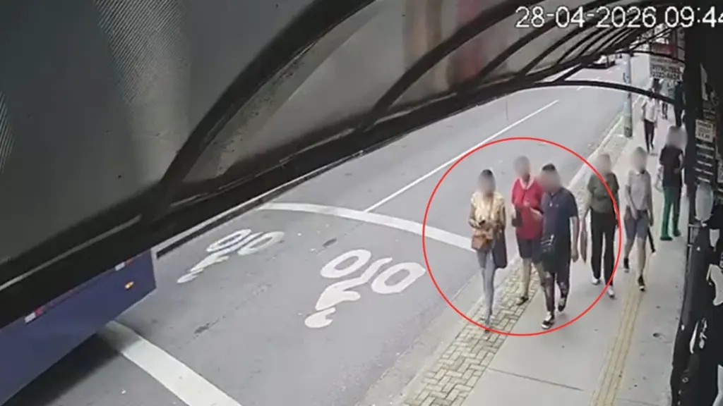Vídeo: Idosa leva golpe de R$ 16 mil após devolver carteira “perdida” em SP