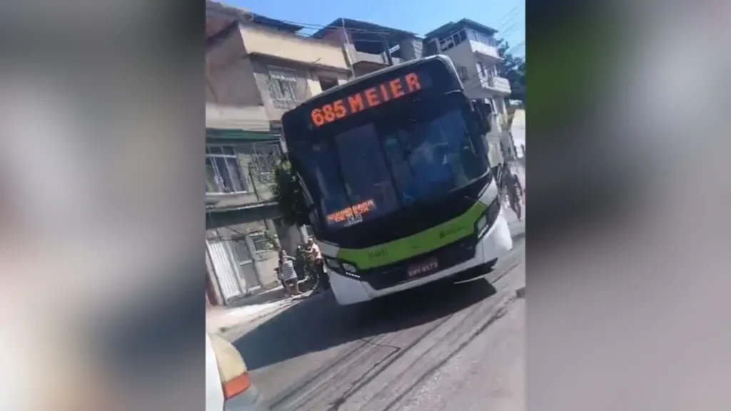 Ônibus são sequestrados e feitos de barricadas na zona Norte do Rio