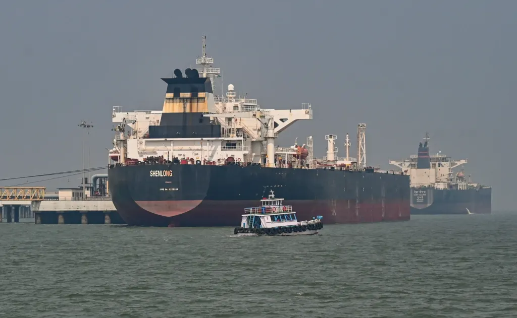 Irã permite passagem de navios com bens essenciais pelo Estreito de Ormuz