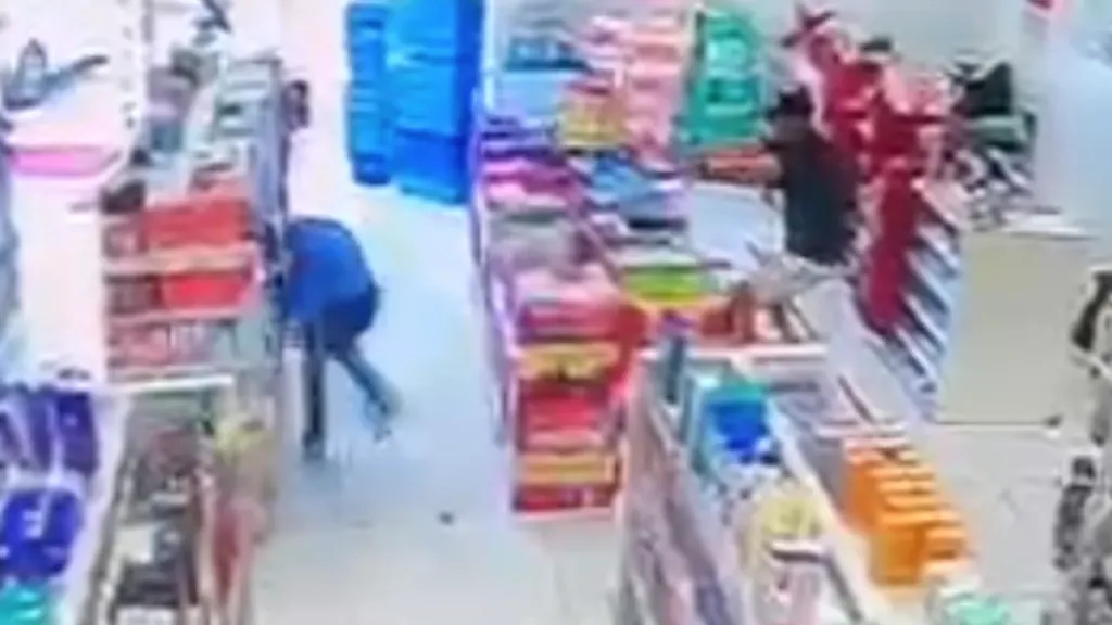 Vídeo: Suspeito morre baleado por PM em tentativa de roubo a farmácia em SP