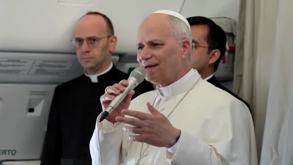 Papa Leão diz que “não tem interesse” em debate com Donald Trump