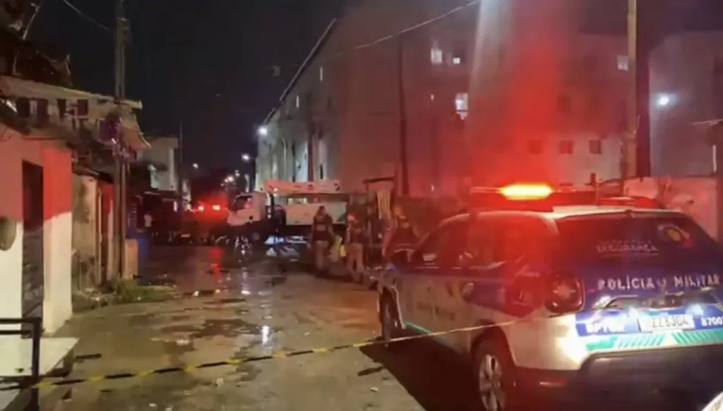 Duas pessoas morrem após desabamento de casarão no centro de Recife