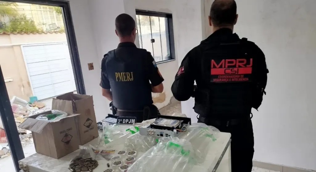 Três PMs são presos por suspeita de desvio de armas e drogas no Rio