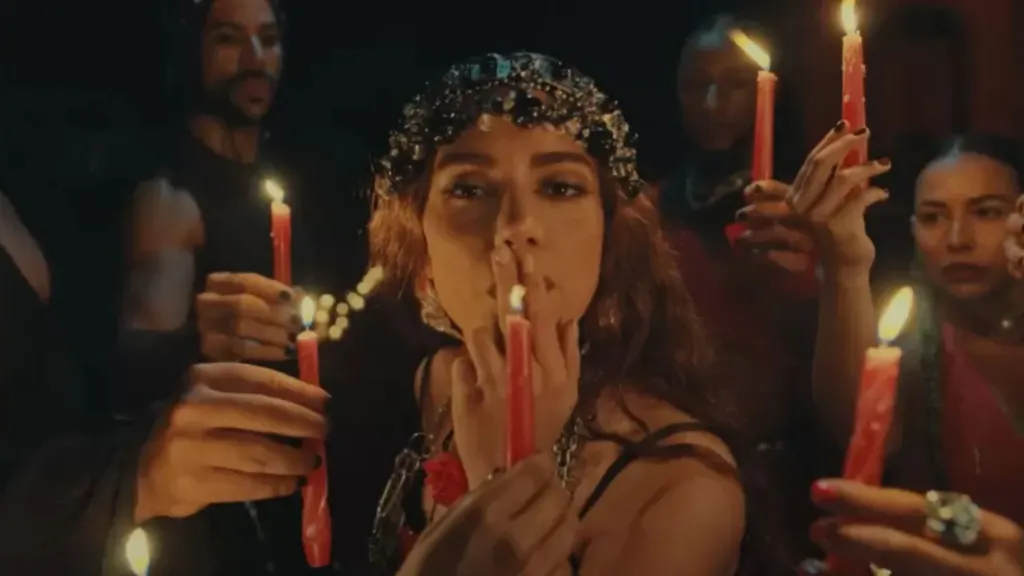 Anitta dá explicação aos fãs após aparecer fumando em clipe: “Pavor”