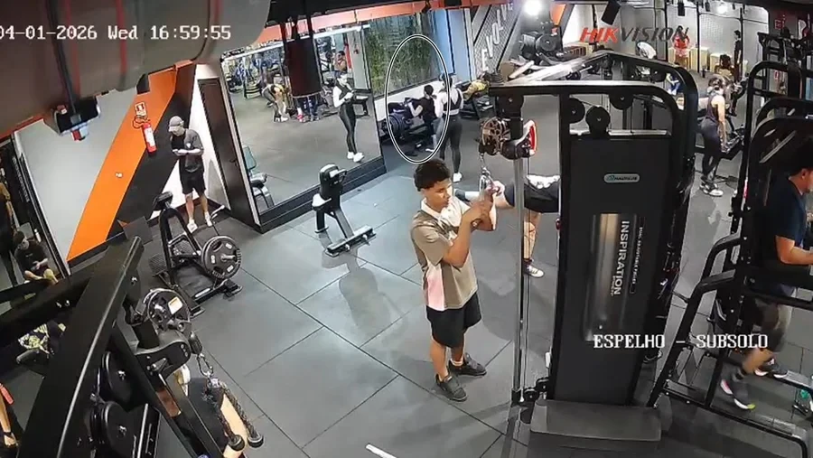 Jovem tem joelhos esmagados por 180 kg em academia: “Cinto soltou”. Veja vídeo