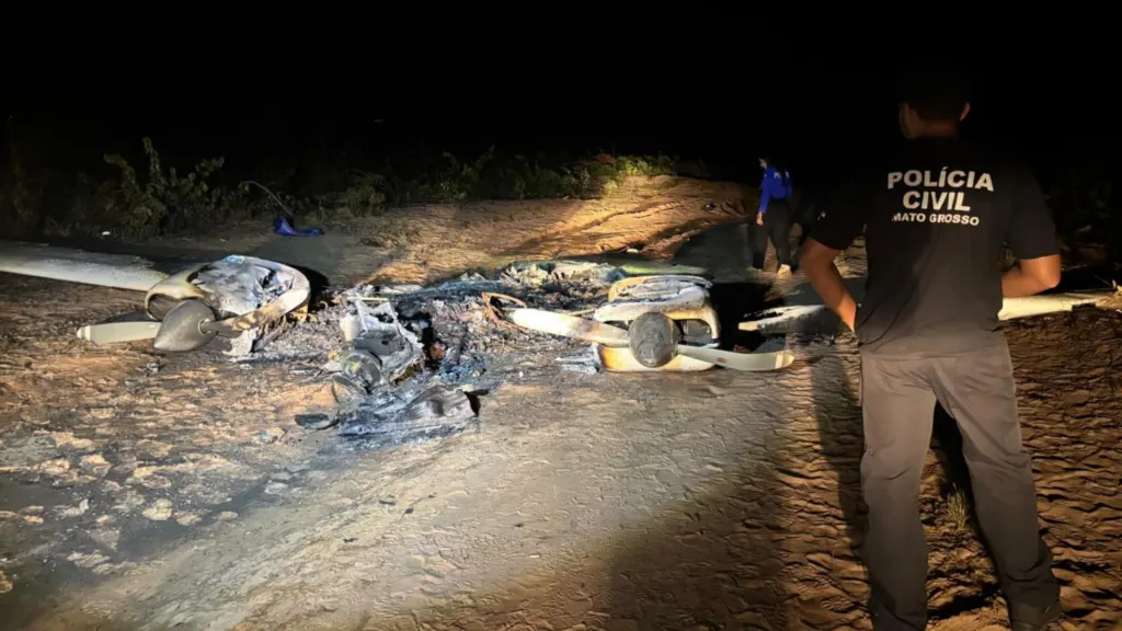 Polícia investiga avião incendiado para descarte de drogas em fazenda no MT