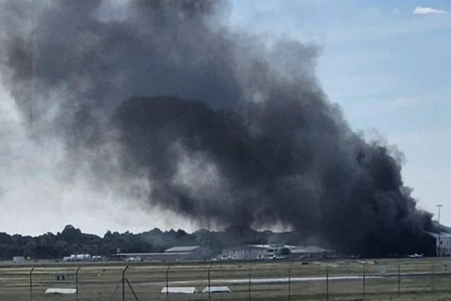 Duas pessoas morrem após avião colidir com hangar na Austrália