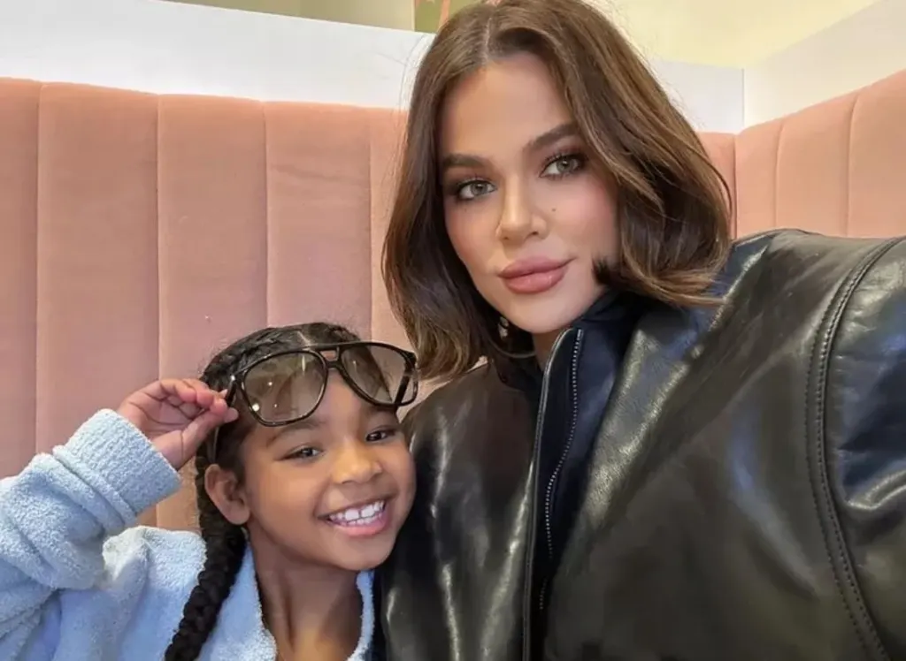 Khloé Kardashian explica por que não deixa filha assistir “The Kardashians”