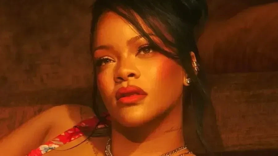 Rihanna publica fotos usando biquíni de modelo ousado