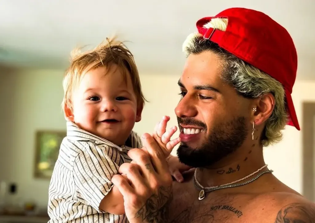 Após desabafo, Zé Felipe posta ligação com o filho