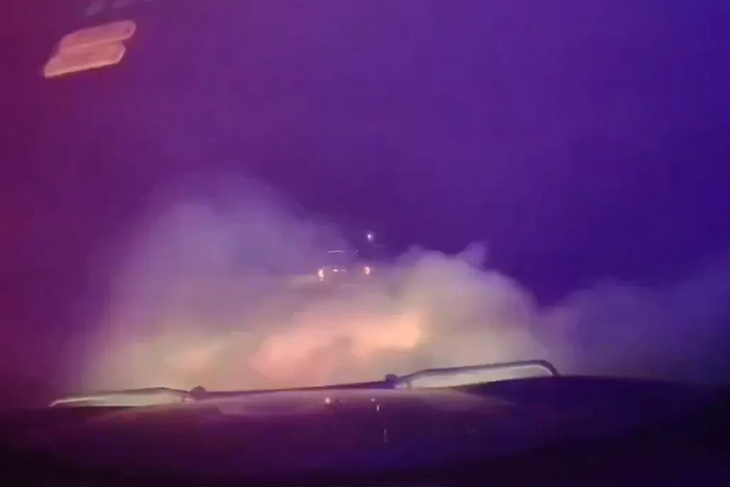 Motorista com carga de droga usa fumaça para despistar agentes no PR; veja