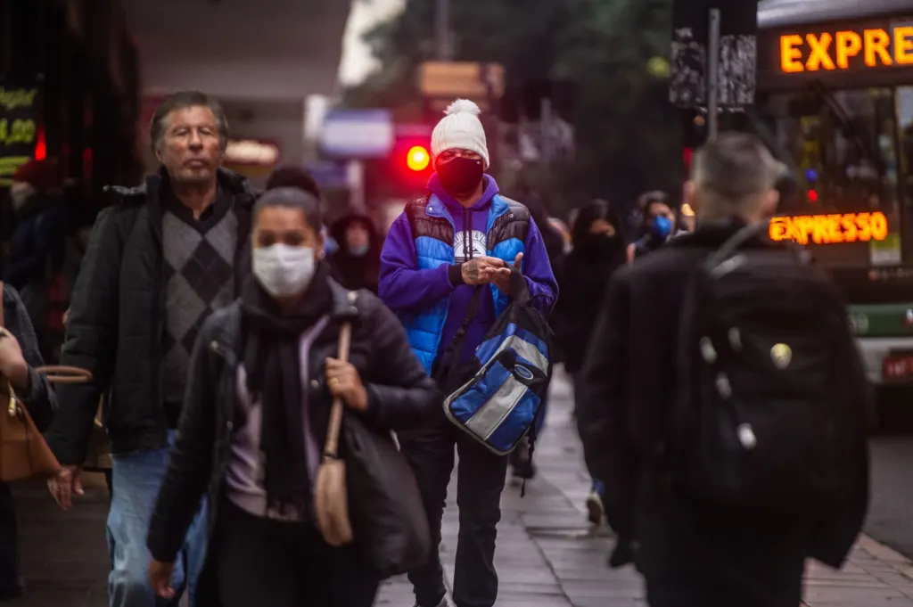 Frente fria se intensifica no Brasil neste fim de semana; veja previsão