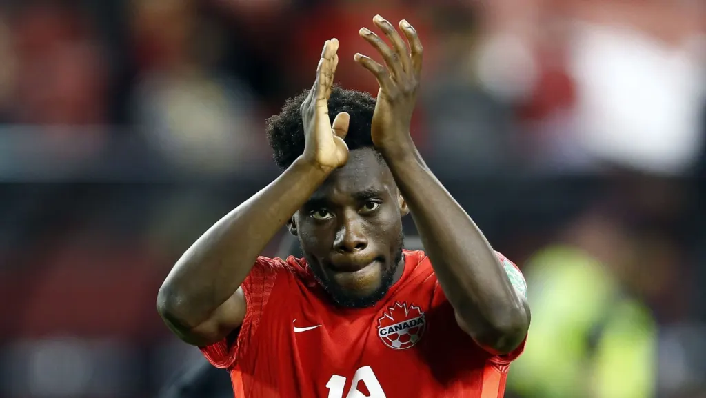 Alphonso Davies é convocado por Canadá mesmo após nova lesão