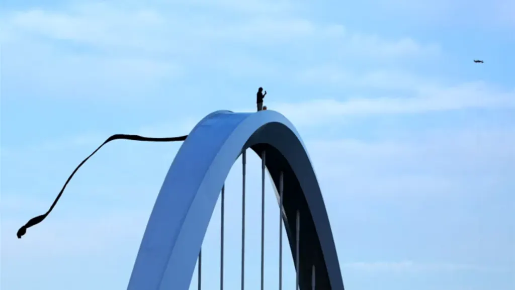 Homem escala ponte de 12 metros em Washington em protesto contra guerra