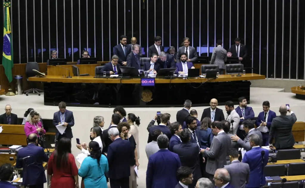 Hugo quer votar IA em junho e relator busca avanço do Redata no Senado