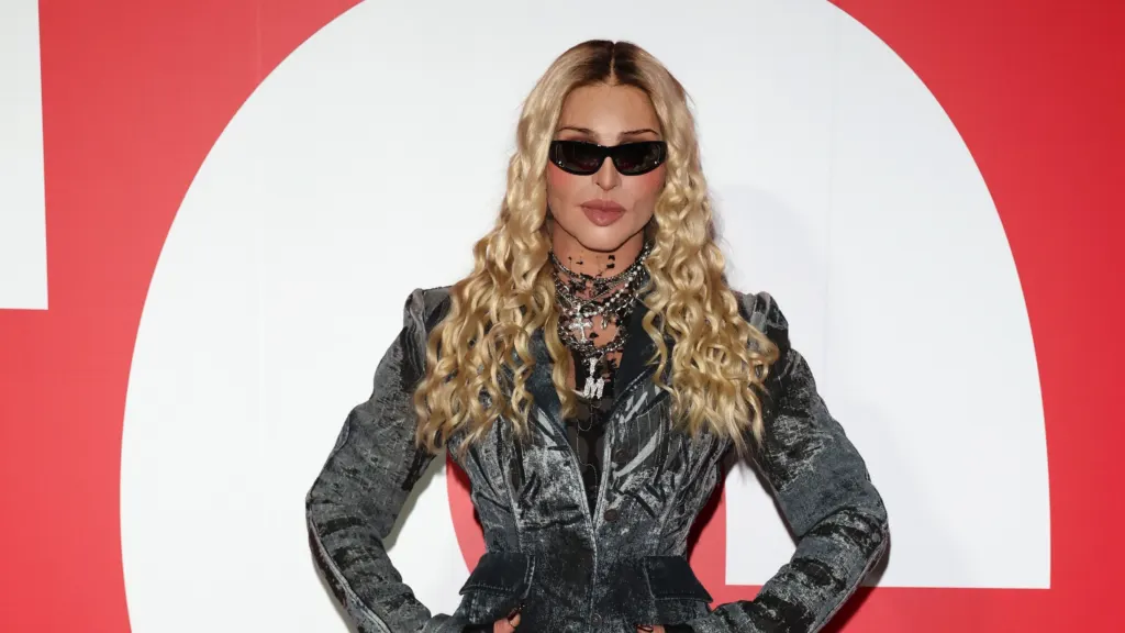 Madonna alcança o topo da parada da Billboard após quase duas décadas