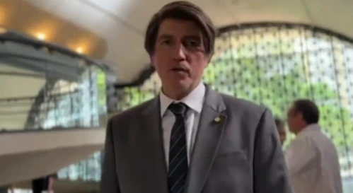 Petistas acionam TSE para barrar estreia de filme de Bolsonaro até eleições