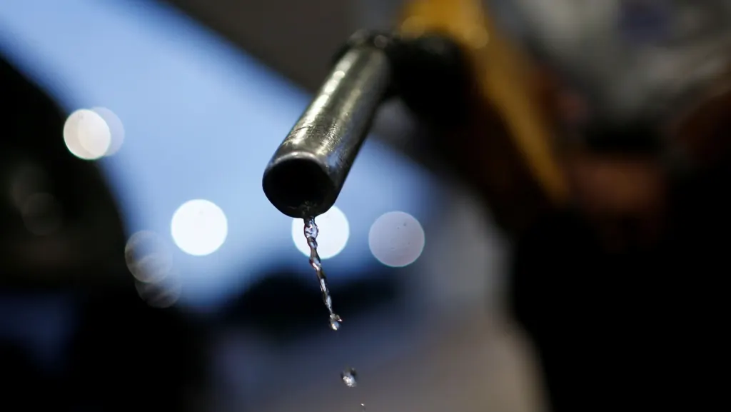 Governo Lula publica decreto com subsídio de R$ 0,44 por litro da gasolina