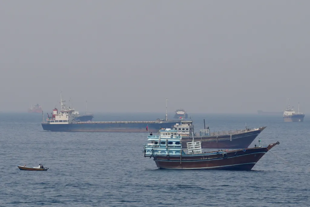 Irã alerta sobre travessia no Estreito de Ormuz e ameaça “ação decisiva”