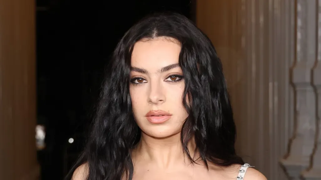 Charli xcx anuncia novo álbum “Music, Fashion, Film” para julho