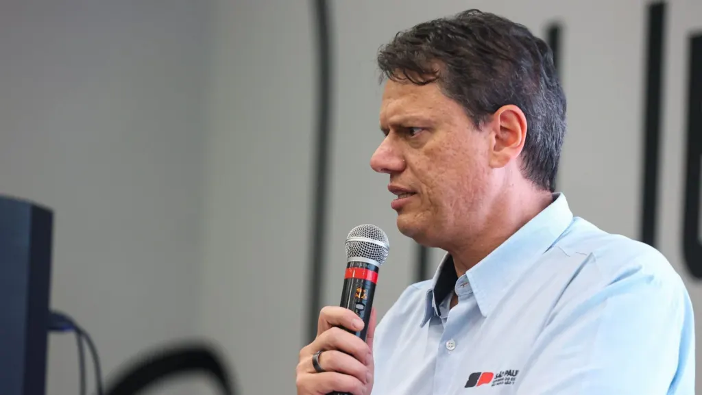 Tarcísio diz não enxergar espaço para terceira via e reforça apoio a Flávio